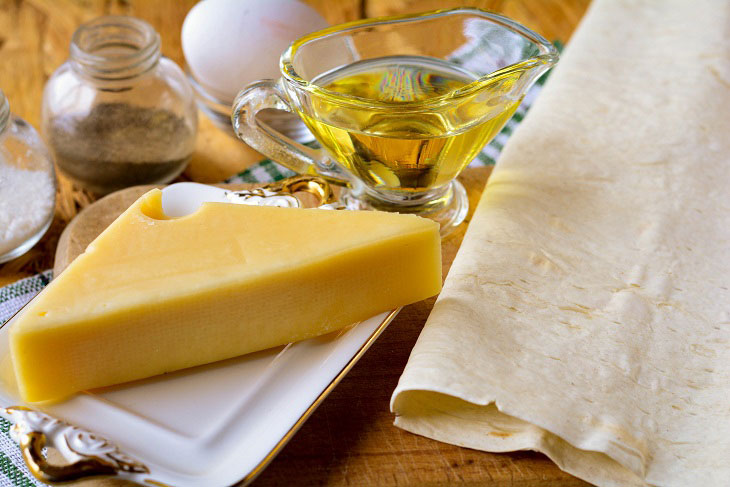 Triangles of pita bread with cheese in a pan - a great snack for all times