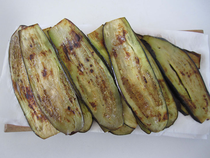 Eggplant rolls with cottage cheese - they turn out very tasty and unusual