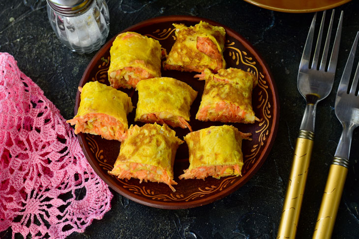 Omelette rolls with carrots and cheese - delicious and unusual