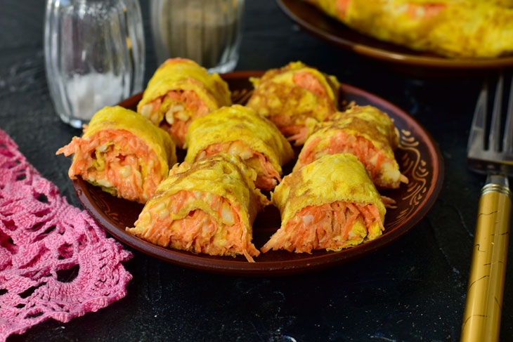 Omelette rolls with carrots and cheese - delicious and unusual