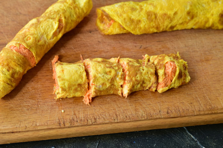 Omelette rolls with carrots and cheese - delicious and unusual