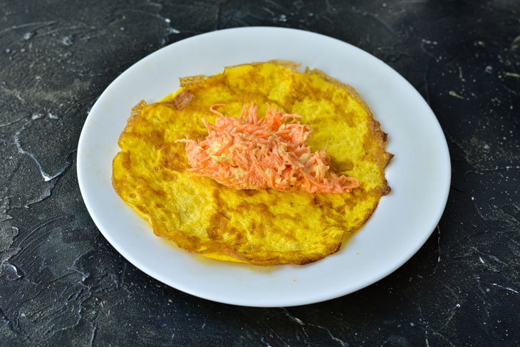 Omelette rolls with carrots and cheese - delicious and unusual