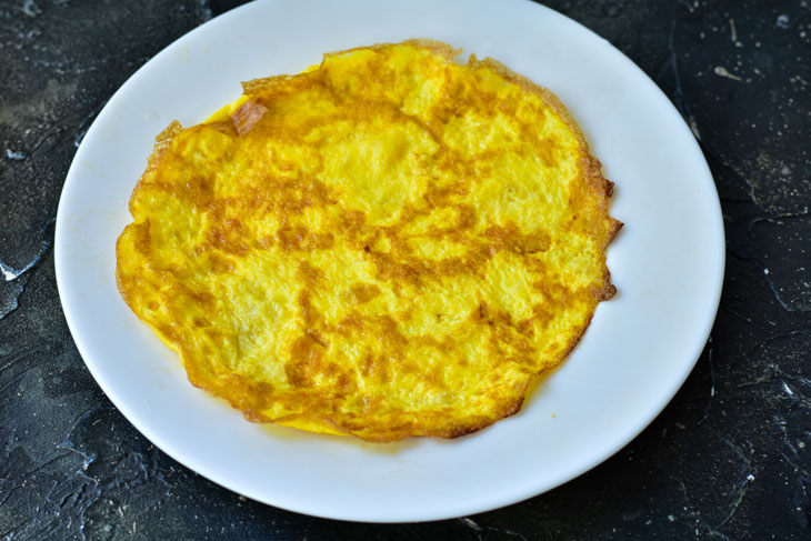 Omelette rolls with carrots and cheese - delicious and unusual