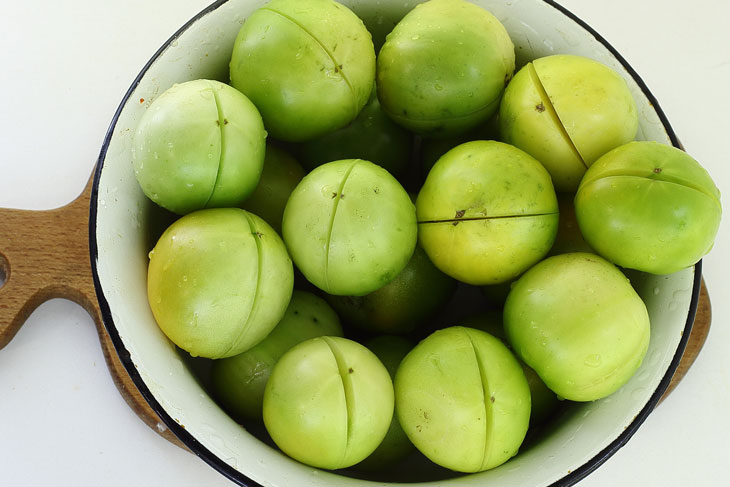 Pickled stuffed green tomatoes - a recipe for lovers of pickles