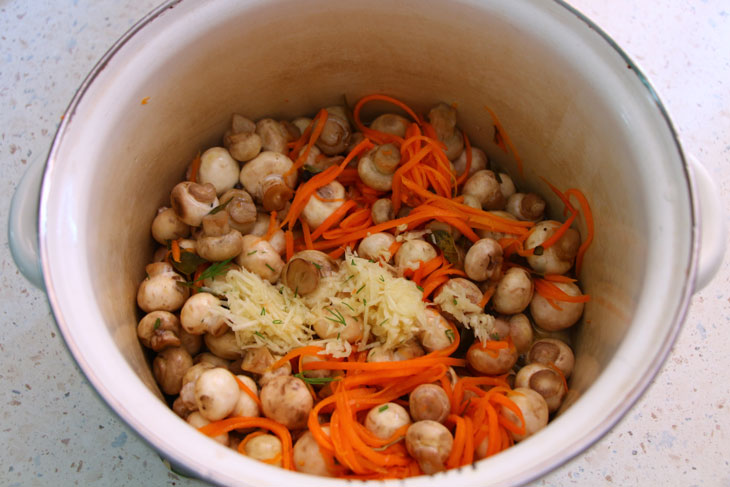 Pickled mushrooms with carrots in 10 minutes - you will no longer buy store-bought