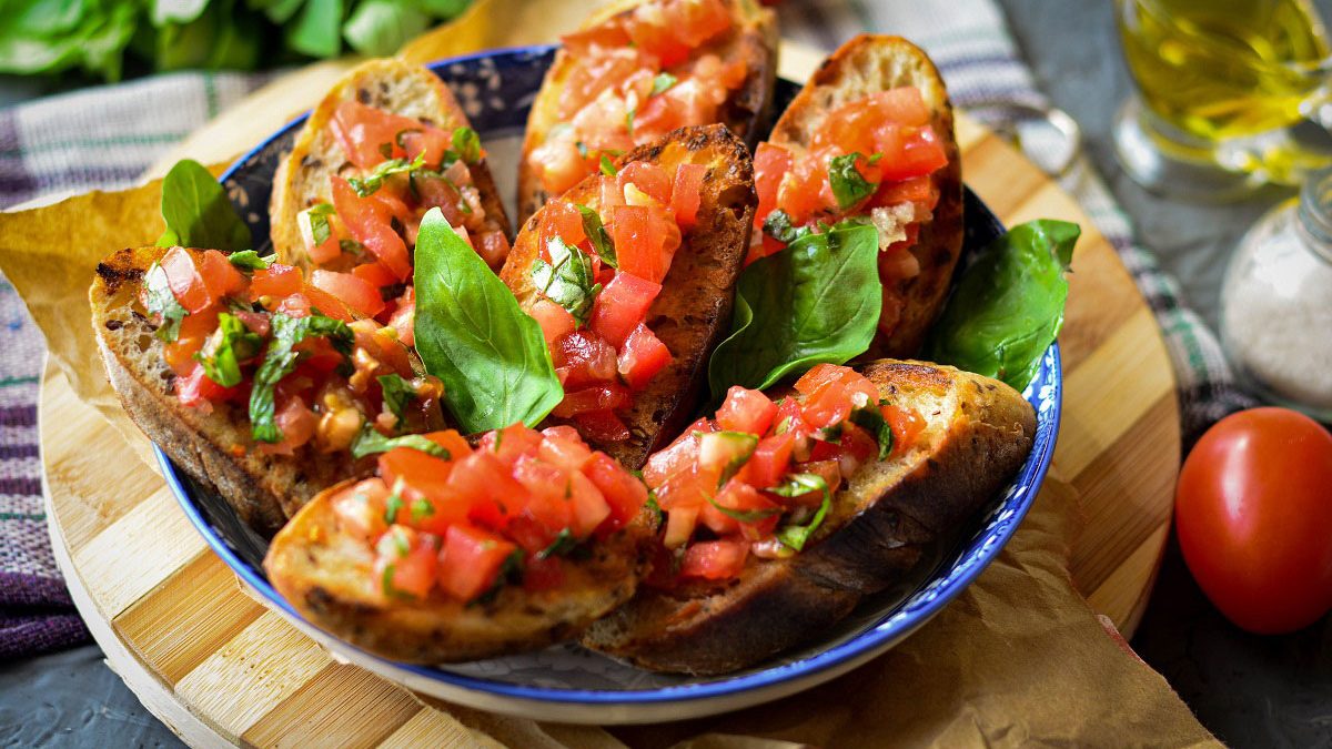 Bruschetta with tomatoes, garlic and basil – beautiful and tasty