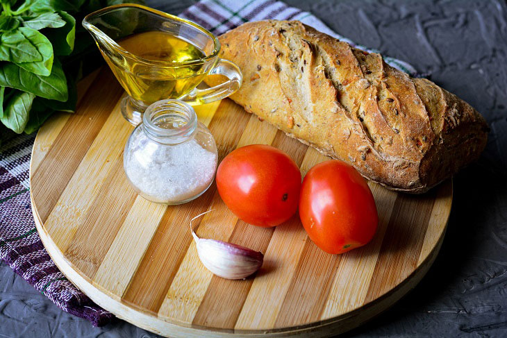 Bruschetta with tomatoes, garlic and basil - beautiful and tasty
