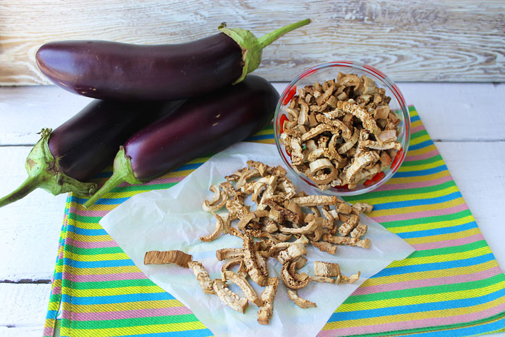 Dried eggplants are an easy and inexpensive way to save for the winter.