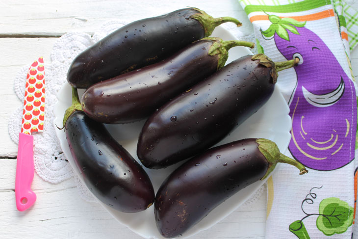 Dried eggplants are an easy and inexpensive way to save for the winter.