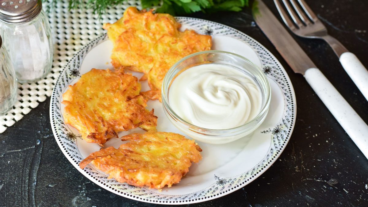 Potato pancakes with hard cheese – quick and easy to prepare