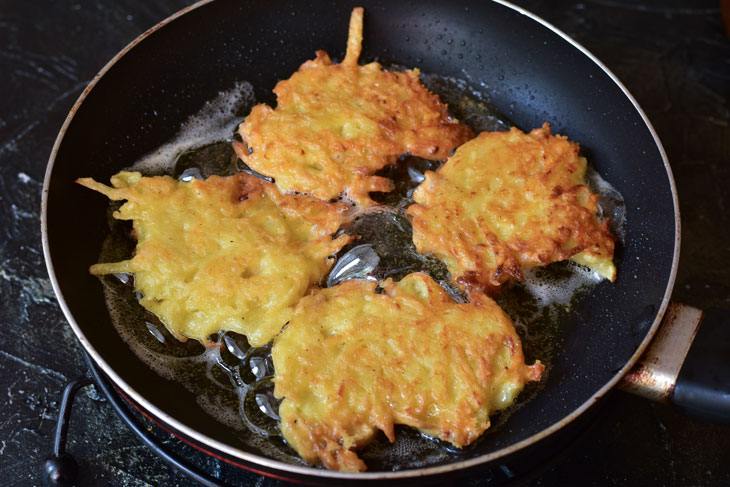 Potato pancakes with hard cheese - quick and easy to prepare