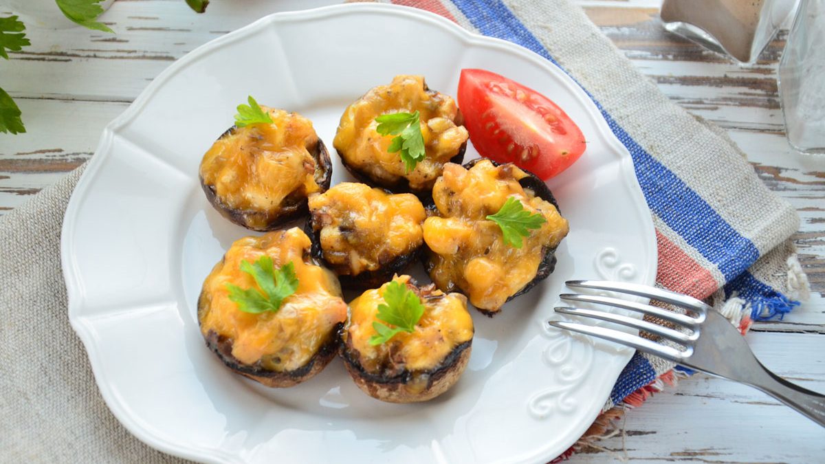 Mushrooms stuffed with chicken in the oven – an incredibly tasty snack
