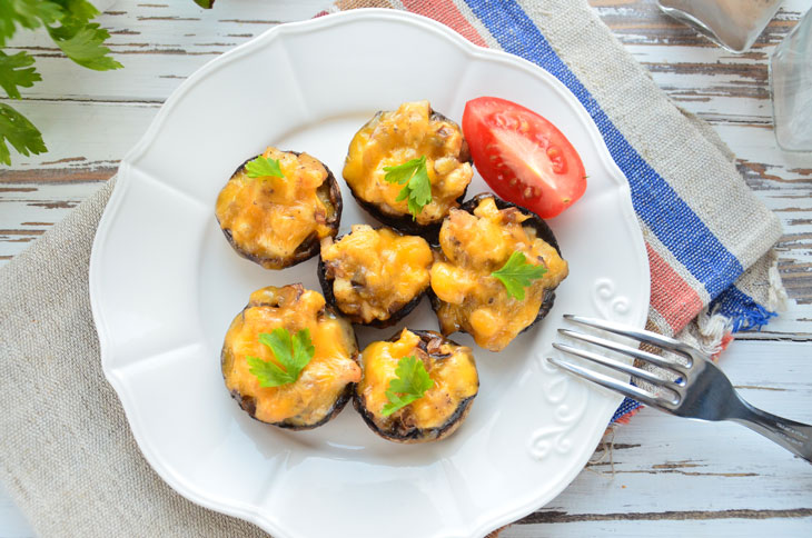 Mushrooms stuffed with chicken in the oven - an incredibly tasty snack