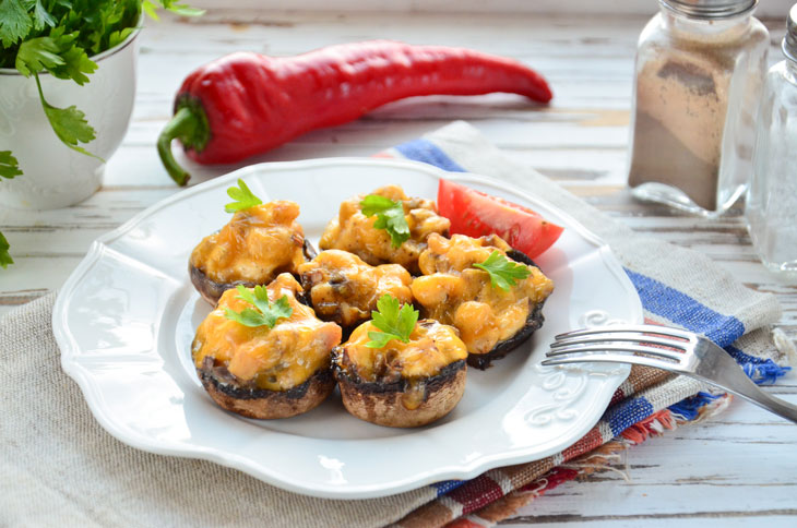 Mushrooms stuffed with chicken in the oven - an incredibly tasty snack