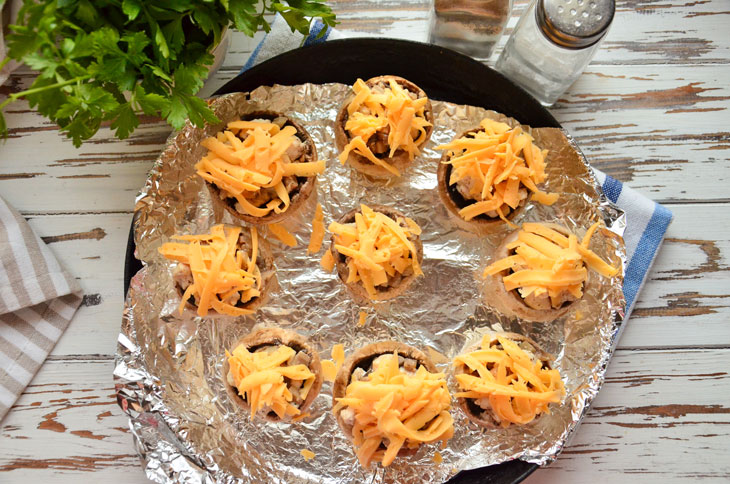 Mushrooms stuffed with chicken in the oven - an incredibly tasty snack