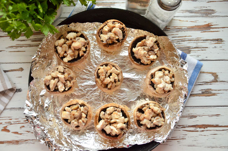 Mushrooms stuffed with chicken in the oven - an incredibly tasty snack