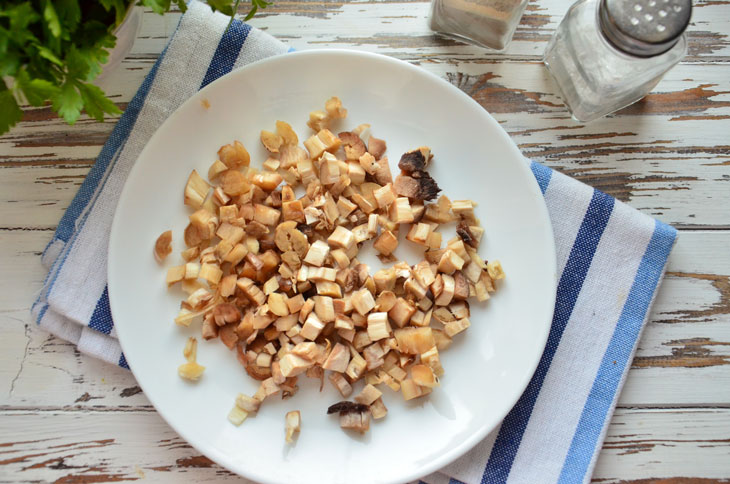 Mushrooms stuffed with chicken in the oven - an incredibly tasty snack