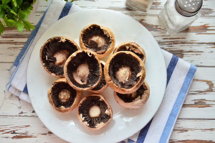 Mushrooms stuffed with chicken in the oven - an incredibly tasty snack