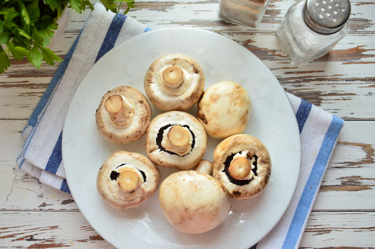 Mushrooms stuffed with chicken in the oven - an incredibly tasty snack