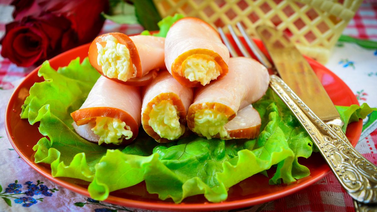 Rolls with ham, cheese and garlic – an attractive and bright appetizer