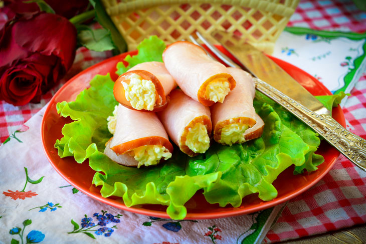 Rolls with ham, cheese and garlic - an attractive and bright appetizer