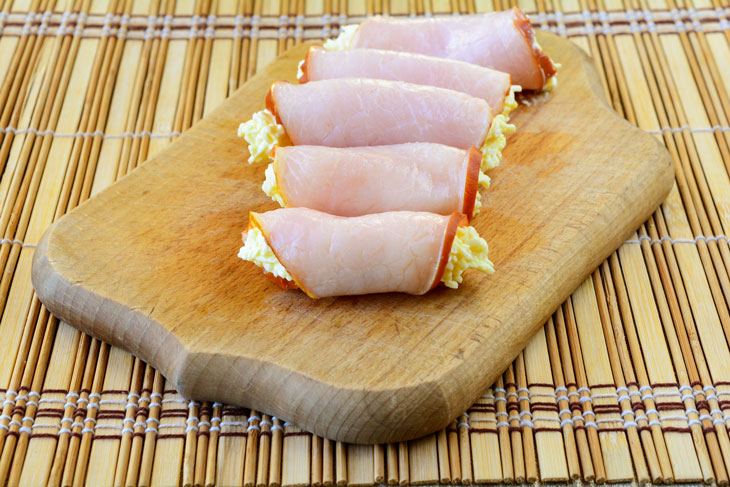 Rolls with ham, cheese and garlic - an attractive and bright appetizer