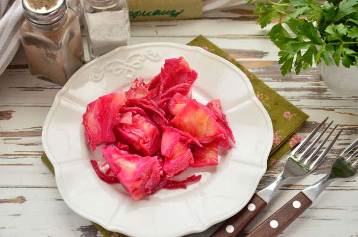 Korean cabbage with beets - a bright appetizer with a memorable taste