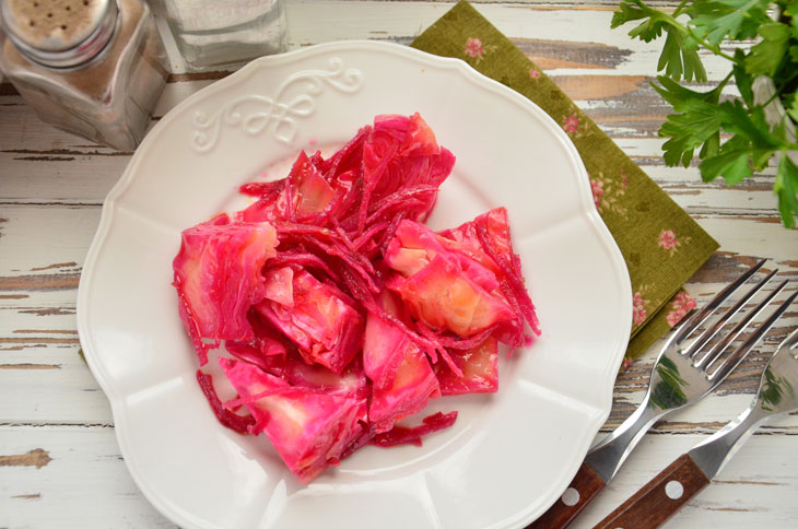 Korean cabbage with beets - a bright appetizer with a memorable taste