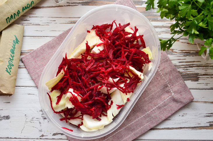 Korean cabbage with beets - a bright appetizer with a memorable taste