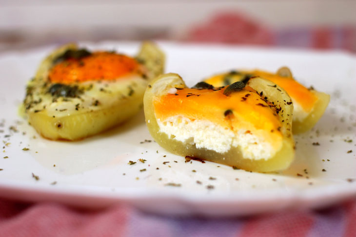 Fried eggs in pepper with Adyghe cheese - an unusual serving will cheer you up in the morning