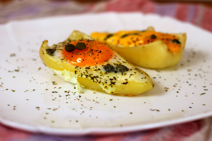 Fried eggs in pepper with Adyghe cheese - an unusual serving will cheer you up in the morning