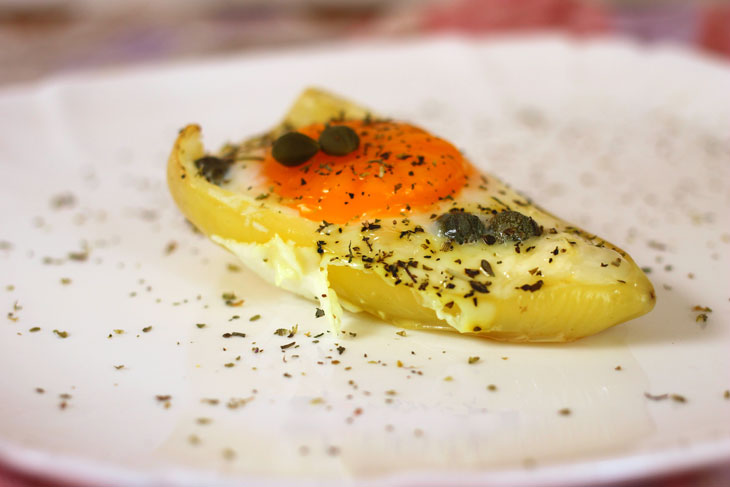 Fried eggs in pepper with Adyghe cheese - an unusual serving will cheer you up in the morning