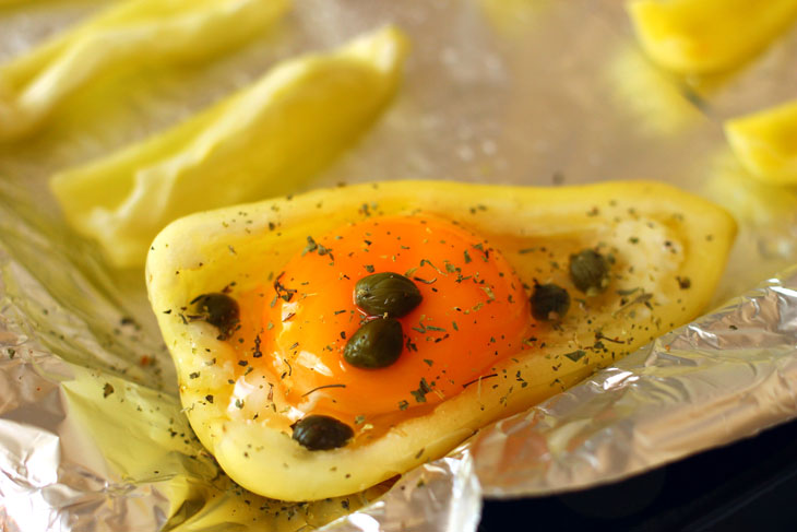 Fried eggs in pepper with Adyghe cheese - an unusual serving will cheer you up in the morning