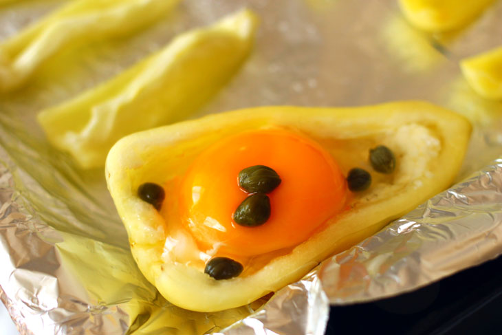 Fried eggs in pepper with Adyghe cheese - an unusual serving will cheer you up in the morning