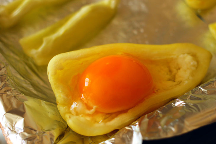 Fried eggs in pepper with Adyghe cheese - an unusual serving will cheer you up in the morning