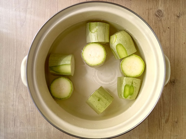 Zucchini barrels with cheese and herbs - a step by step recipe with a photo