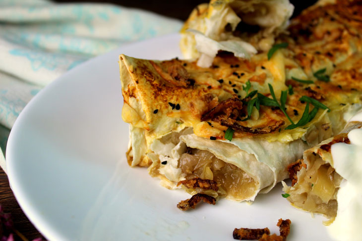 Baked pita bread with cabbage and zucchini - a wonderful summer snack