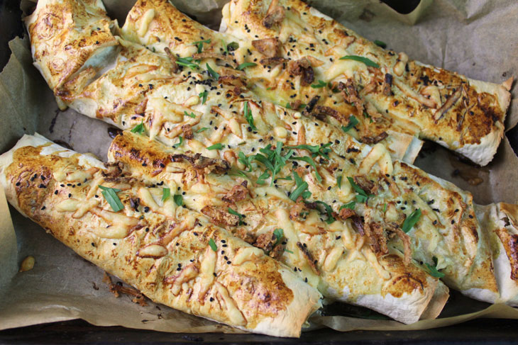 Baked pita bread with cabbage and zucchini - a wonderful summer snack
