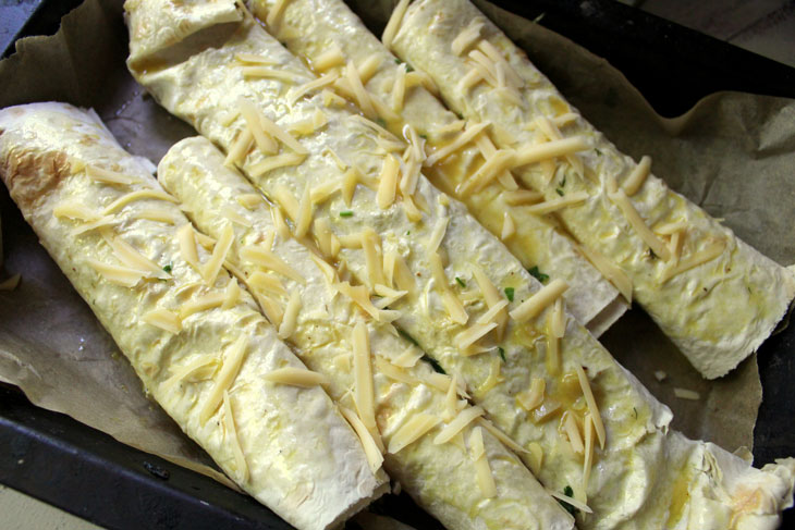 Baked pita bread with cabbage and zucchini - a wonderful summer snack