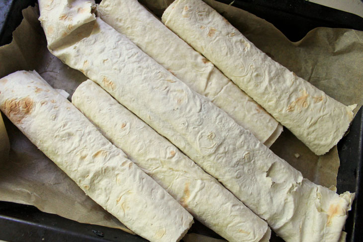 Baked pita bread with cabbage and zucchini - a wonderful summer snack