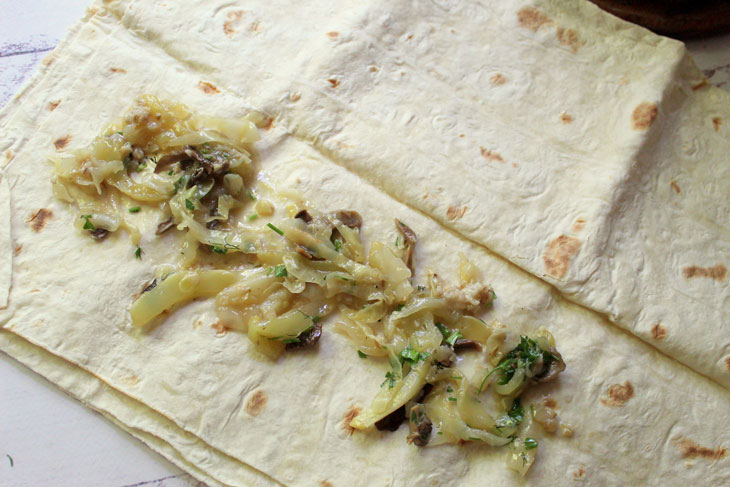 Baked pita bread with cabbage and zucchini - a wonderful summer snack