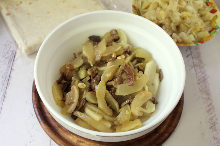 Baked pita bread with cabbage and zucchini - a wonderful summer snack