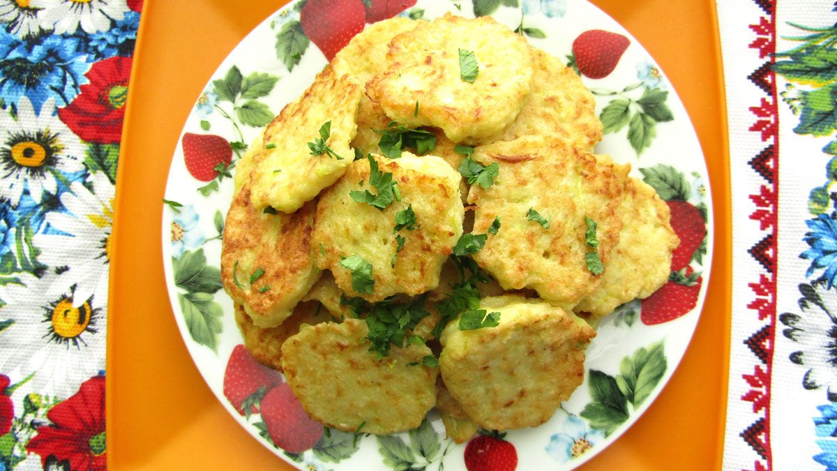 Zucchini pancakes “Super” with semolina and potatoes – a simple recipe from available products
