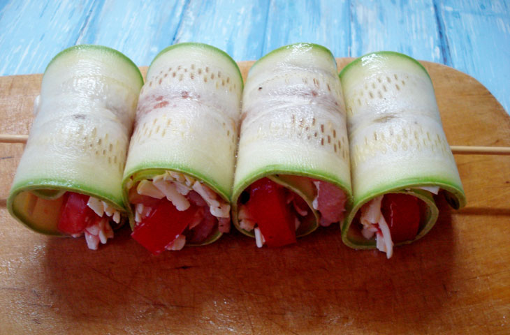 Zucchini rolls with meat - a delicious summer dish