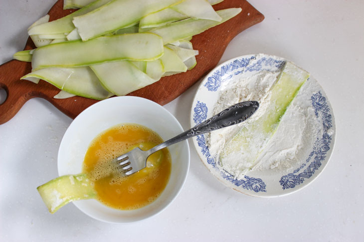 Appetizer from zucchini "Teschin language" - scatters from the table instantly