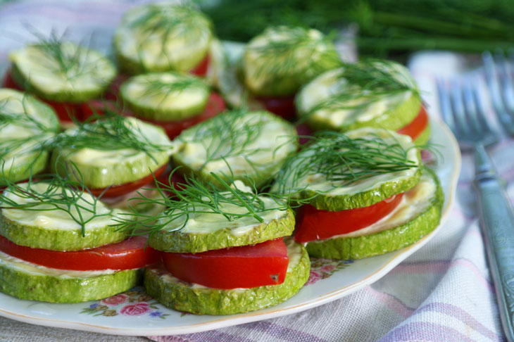 A zucchini and tomato appetizer is a great addition to your everyday dinner!