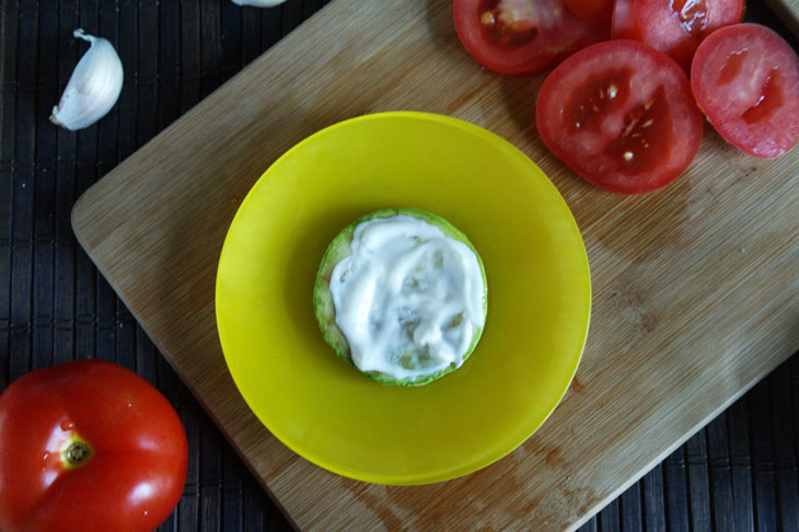 A zucchini and tomato appetizer is a great addition to your everyday dinner!