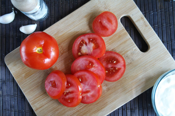 A zucchini and tomato appetizer is a great addition to your everyday dinner!