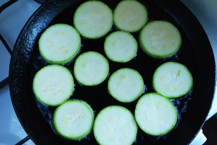 A zucchini and tomato appetizer is a great addition to your everyday dinner!