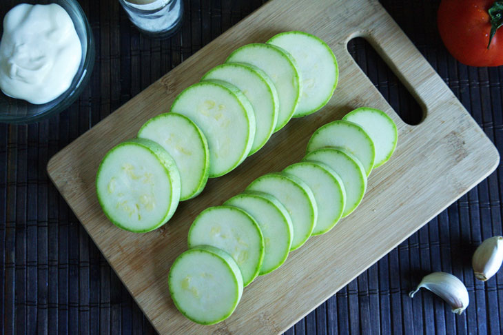 A zucchini and tomato appetizer is a great addition to your everyday dinner!